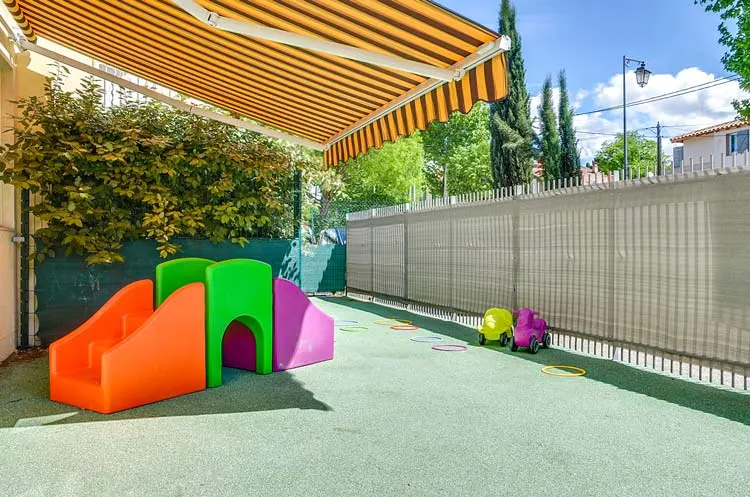 Cour extérieure avec toboggan de la micro-crèche Les Malicieux de Mazarine à Aix-les-Milles
