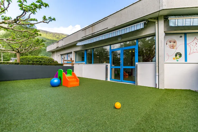 Cour extérieure avec jeux de la micro-crèche Les Malicieux de Technolac au Bourget-du-Lac