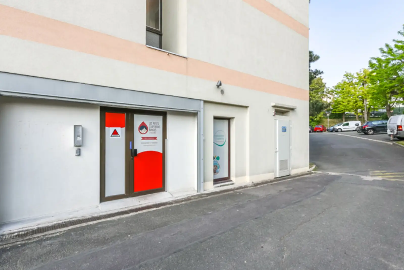 Entrée de la crèche Les Petits Chaperons Rouges à Argenteuil