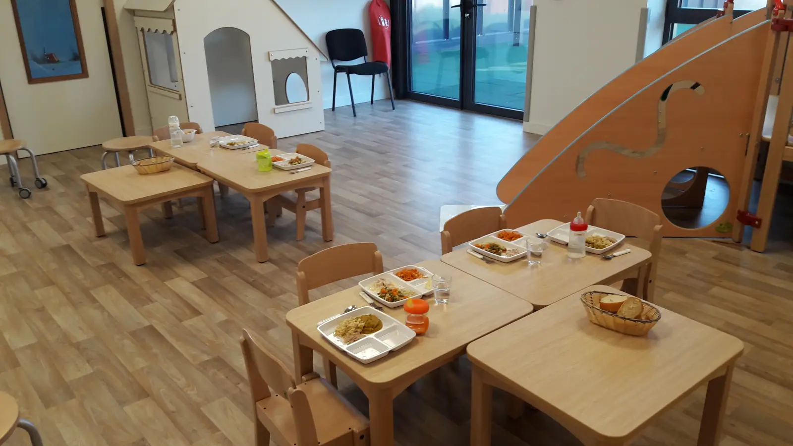 Espace repas de la crèche de Saint-Just-Saint-Rambert