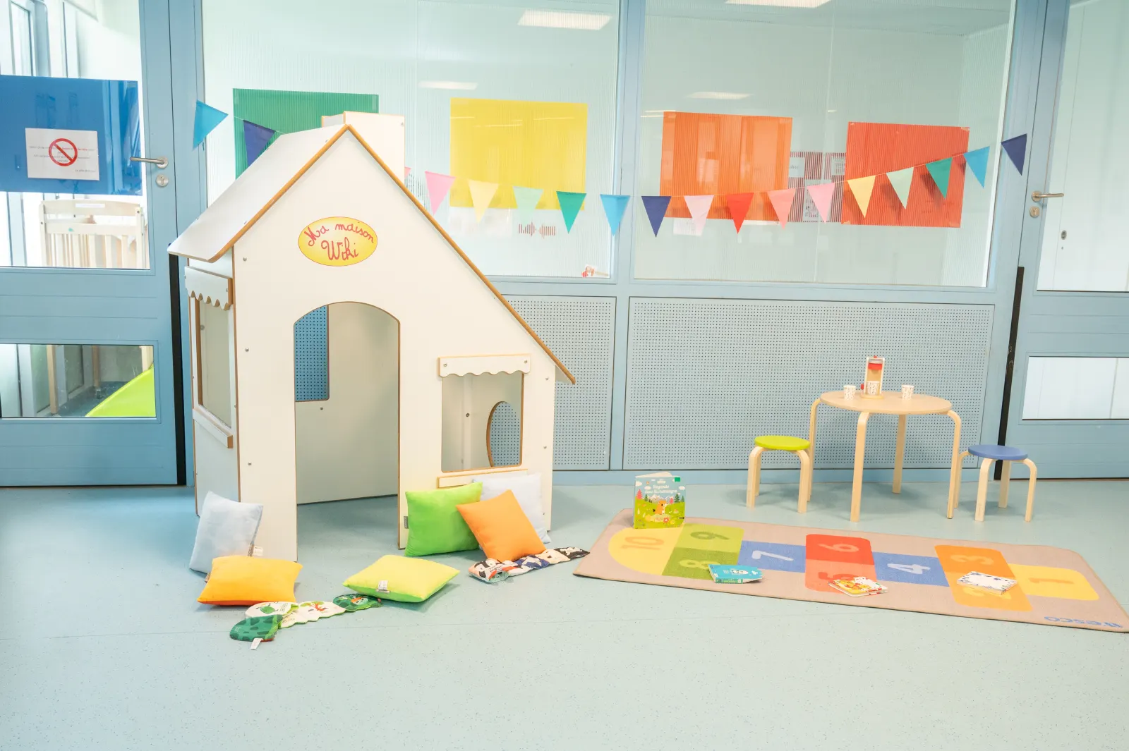 Coin cabane et jeux d'imagination de la crèche de Boulogne-Billancourt