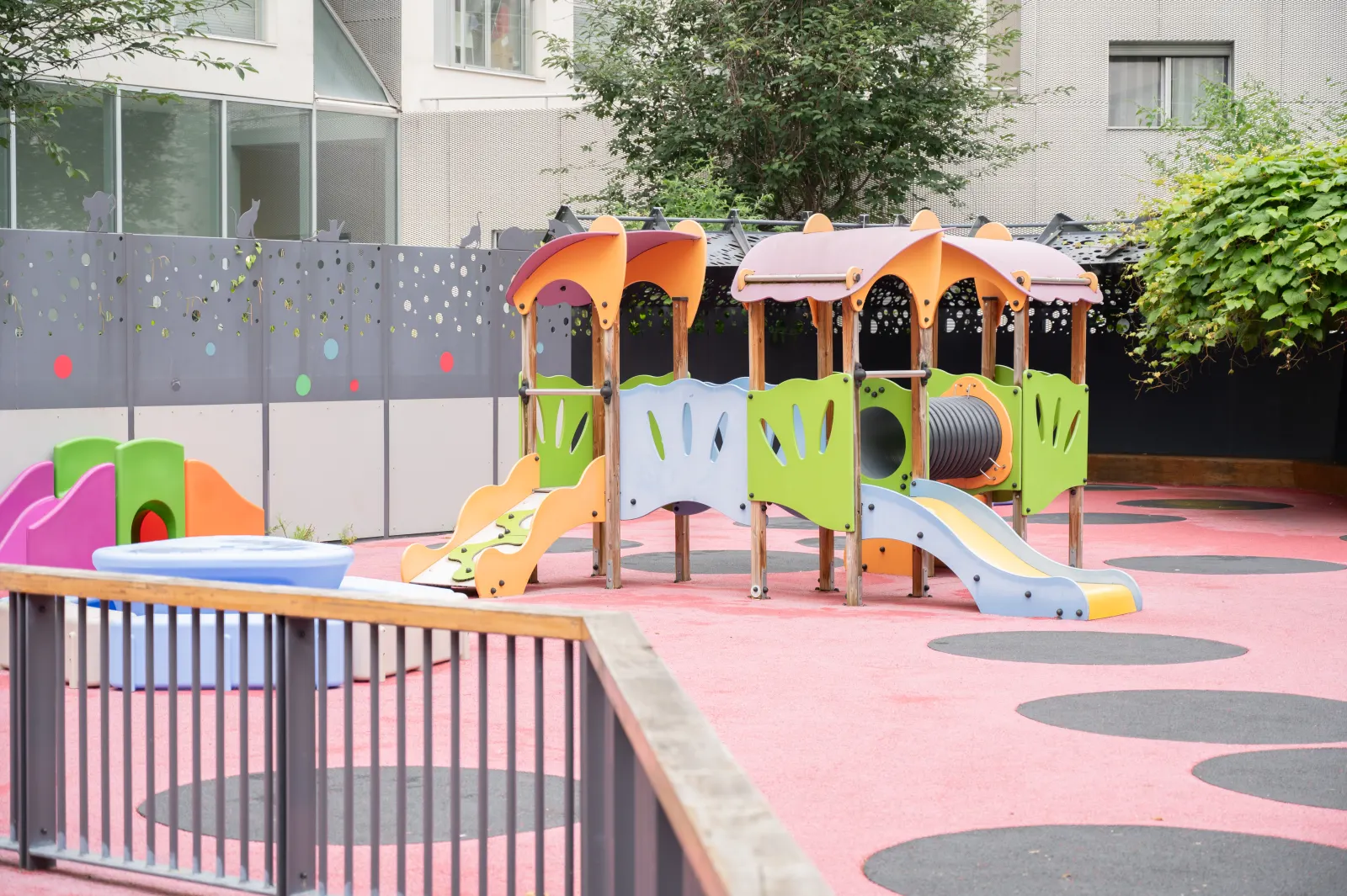Cour extérieure et jeux de plein air de la crèche de Boulogne-Billancourt