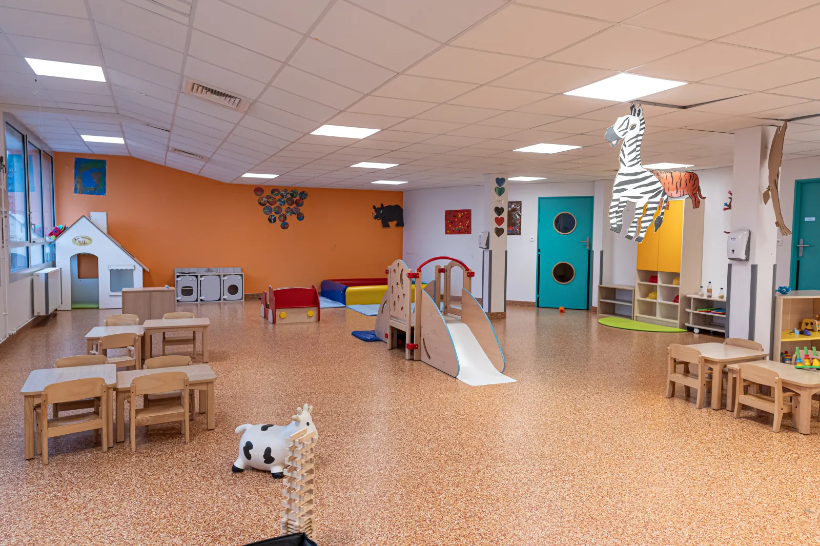Grande salle de jeux et d'éveil de la crèche Les Petits Chaperons Rouges à Choisy-le-Roi