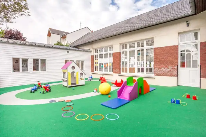 Cour extérieure aménagée de la crèche d'Arras
