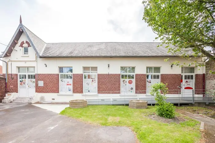 Façade en brique de la crèche Les Petits Chaperons Rouges à Arras