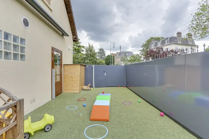 Jardin extérieur de la micro-crèche Les Malicieux de Martel à L'Isle-Adam