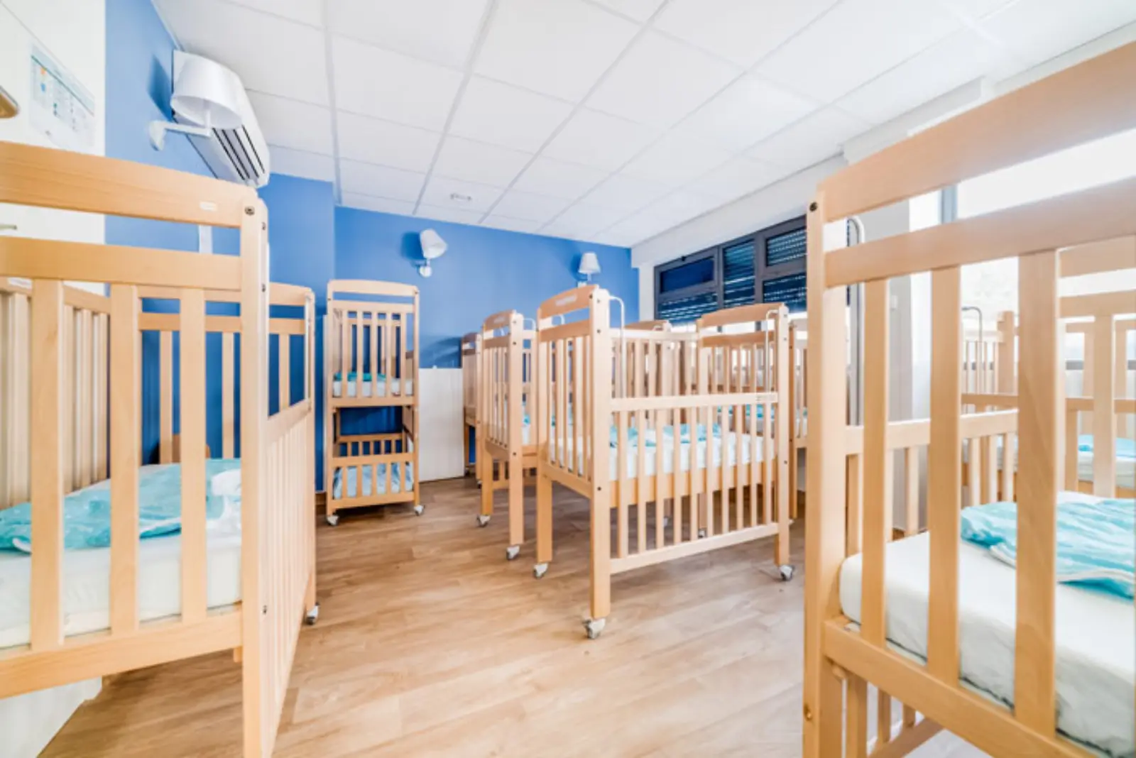 Dortoir bébés de la crèche Ivry-sur-Seine, lits à barreaux dans une pièce calme et lumineuse