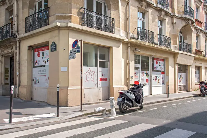 Façade de la micro-crèche Les Malicieux de Daumesnil, rue Guillaumot à Paris 12