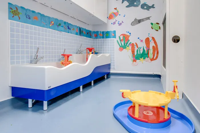 Espace bain sur le thème marin de la micro-crèche Les Malicieux de Daumesnil à Paris 12