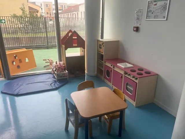 Espace de vie avec vue sur l'extérieur de la crèche Villejuif Bio Leo