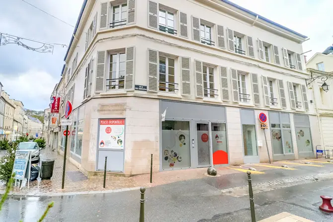 En plein centre-ville, facile d'accès pour les familles