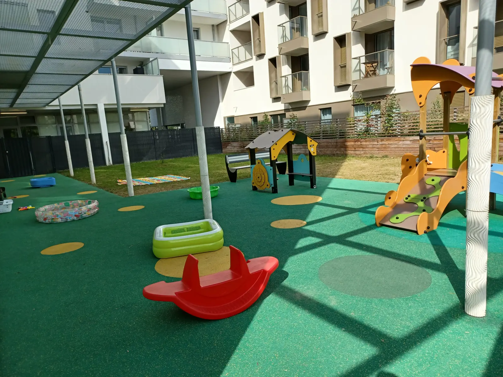 Cour extérieure et jeux de la crèche Massy Emile Baudot