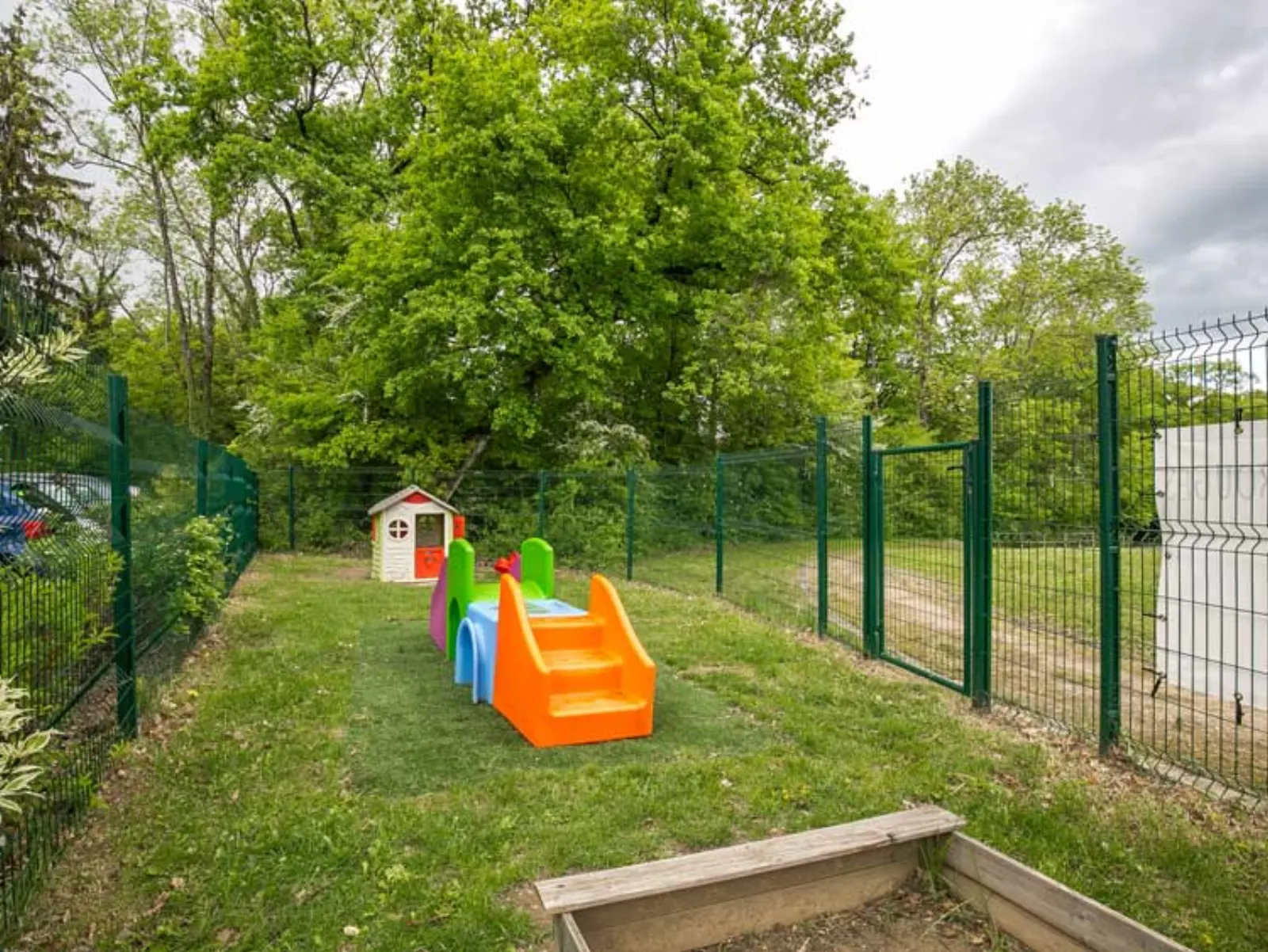 Cour extérieure et espace de jeux de la micro-crèche Les Malicieux de Blaise Pascal 1