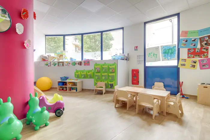 Coin activités et table d'éveil de la micro-crèche Les Malicieux des Murs du Parc à Vincennes