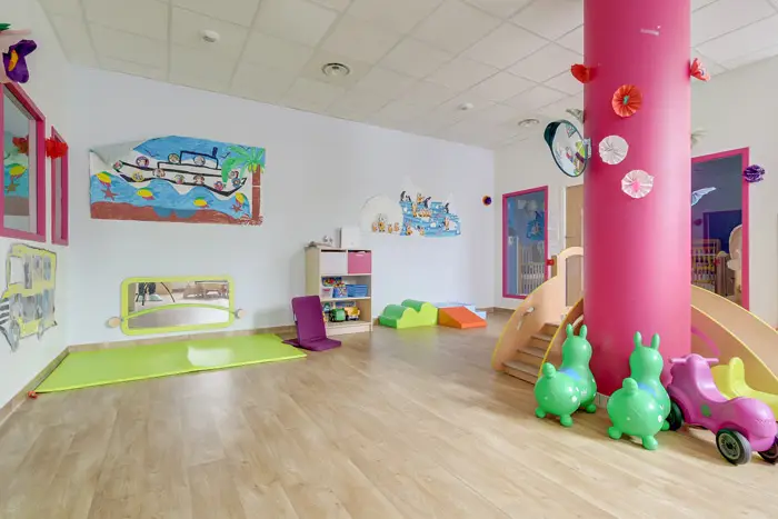 Espace motricité avec toboggan de la micro-crèche Les Malicieux des Murs du Parc à Vincennes