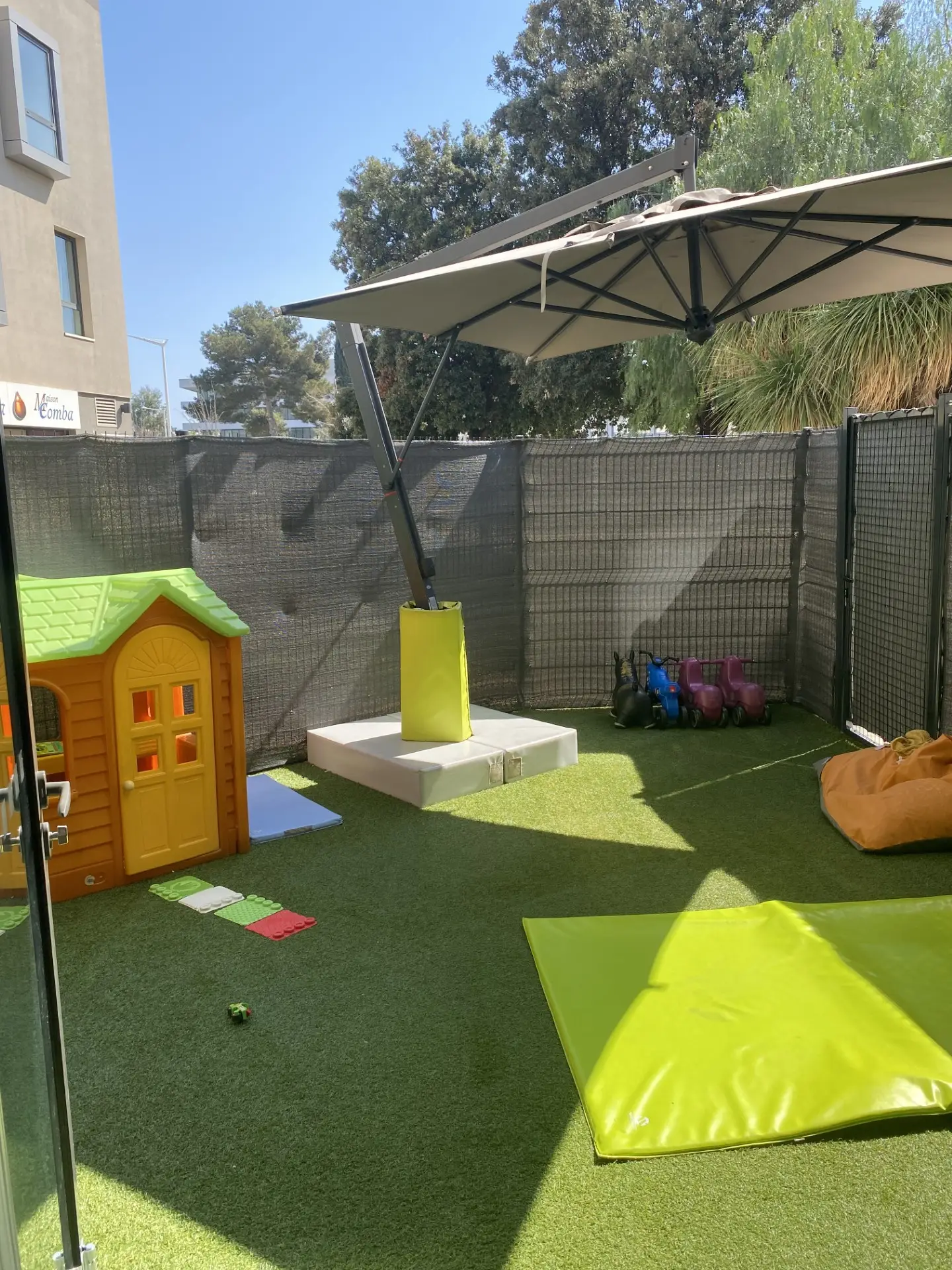 Espace extérieur avec maisonnette de la micro-crèche Les Malicieux d'Appert à Toulon