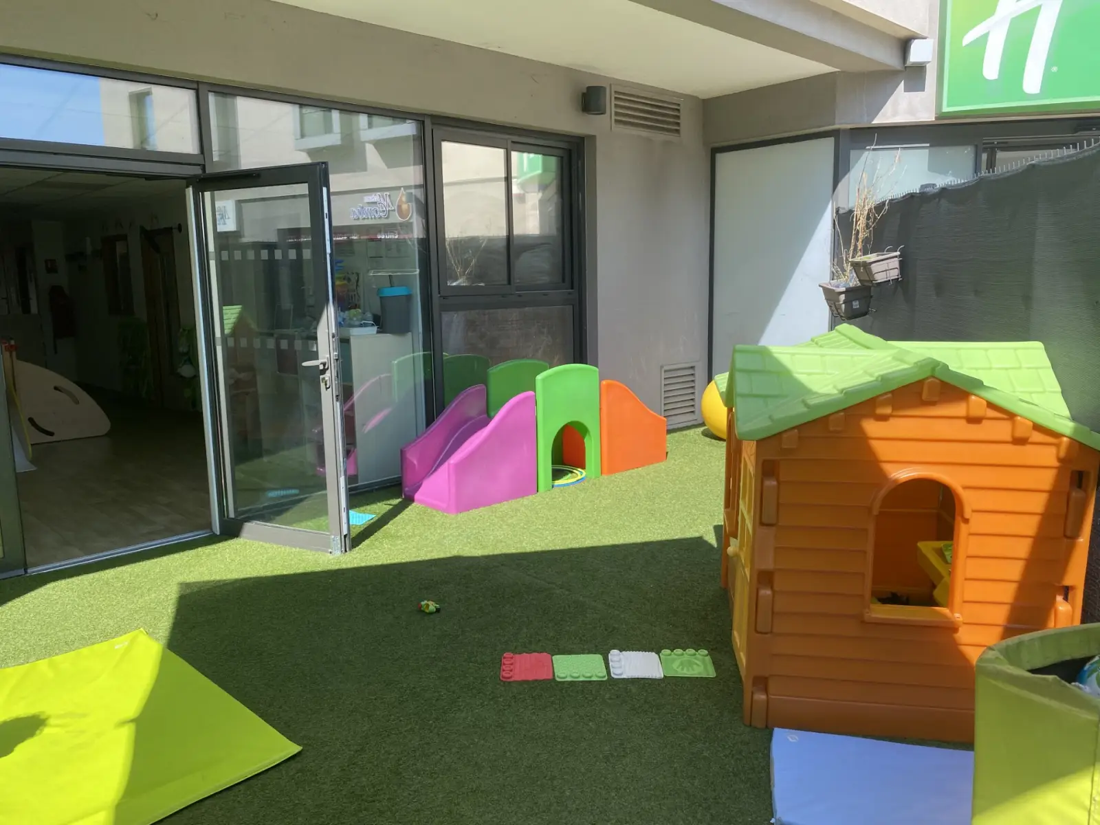 Jardin extérieur avec jeux de la micro-crèche Les Malicieux d'Appert à Toulon