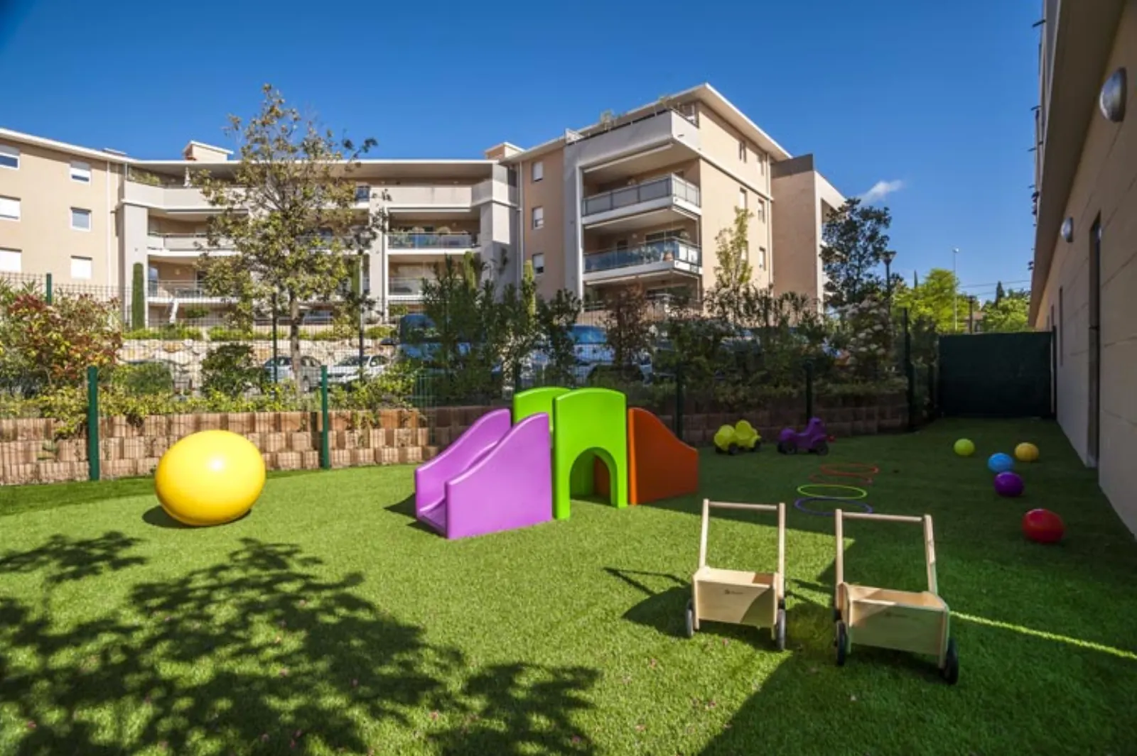 Jardin extérieur de la micro-crèche Les Malicieux de Saint Mitre, Aix-en-Provence