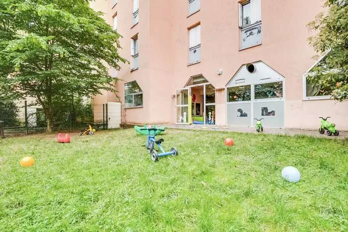 Jardin extérieur de la crèche Les Minuscules André Philip, Villeurbanne