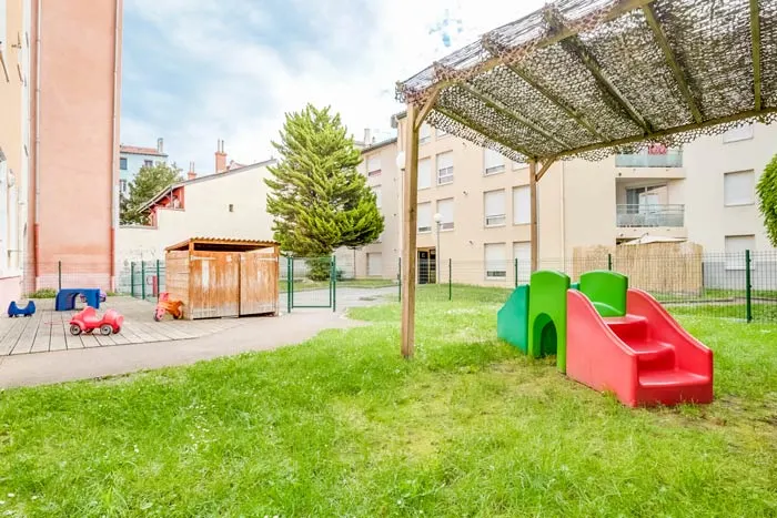 Jardin extérieur de la crèche Les Minuscules Jules Vallès, Villeurbanne