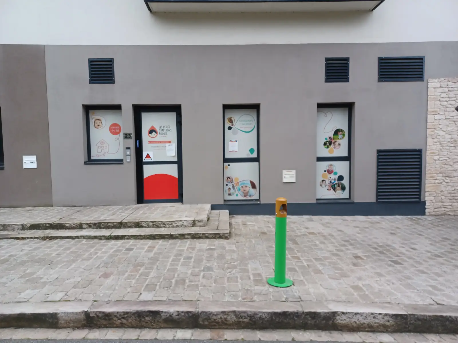 Façade de la crèche Les Malicieux de Rocquencourt, rue de la Sabretache