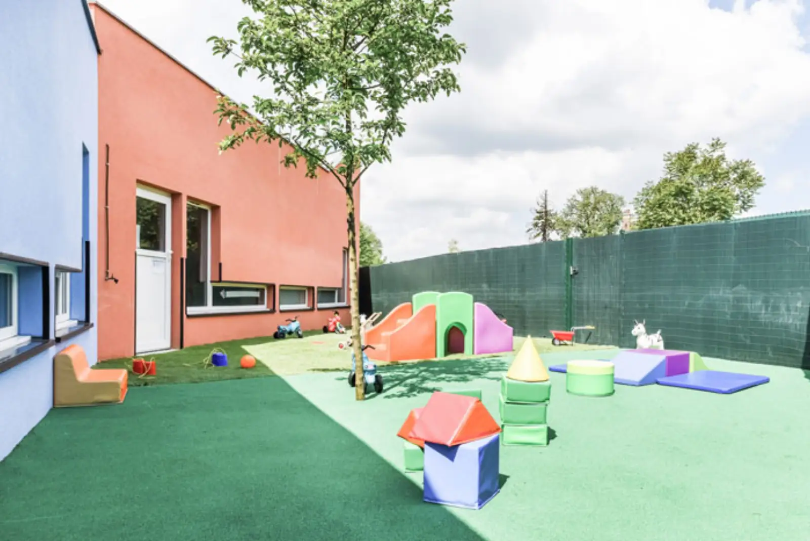 Cour extérieure de la crèche de Corbeil-Essonnes