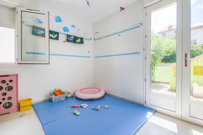 Espace de motricité libre de la micro-crèche Les Malicieux de Lepetit à Beaumont
