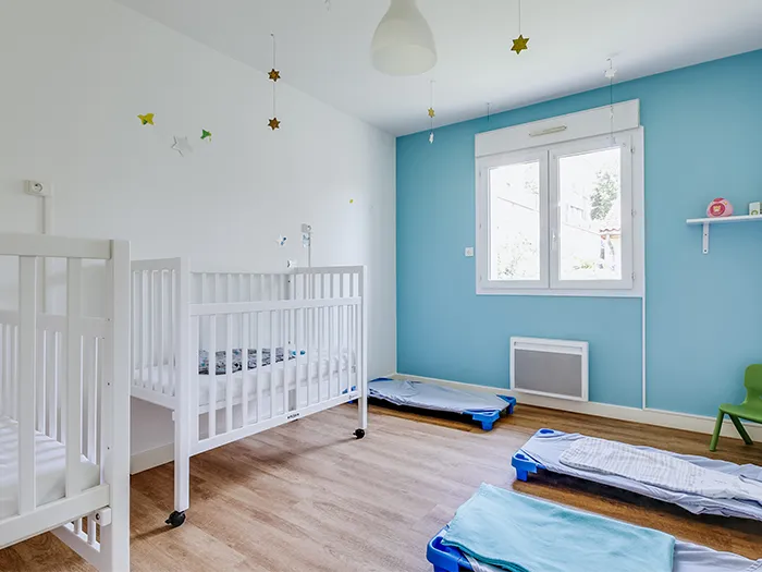 Dortoir de la micro-crèche Les Malicieux des Têtes à Beaumont