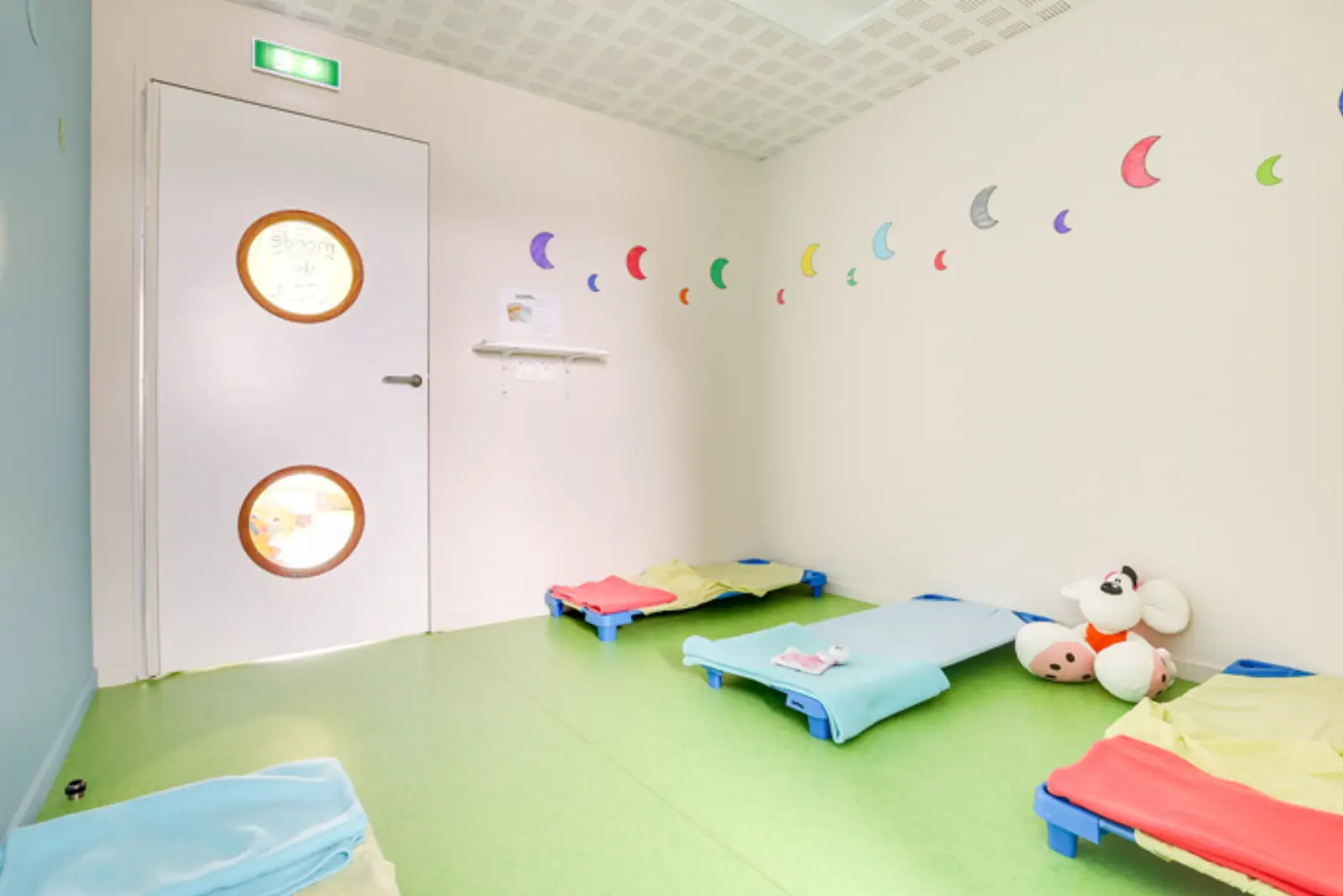 Dortoir de la micro-crèche Les Malicieux des Fushias à Villette-d'Anthon