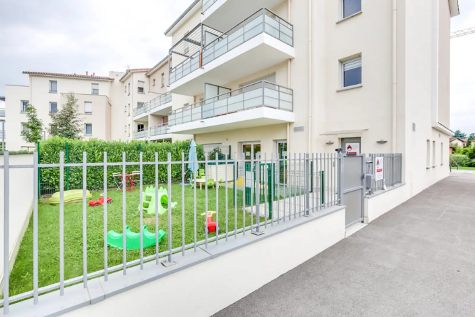 Façade de la micro-crèche Les Malicieux des Fushias, rue des Fushias à Villette-d'Anthon