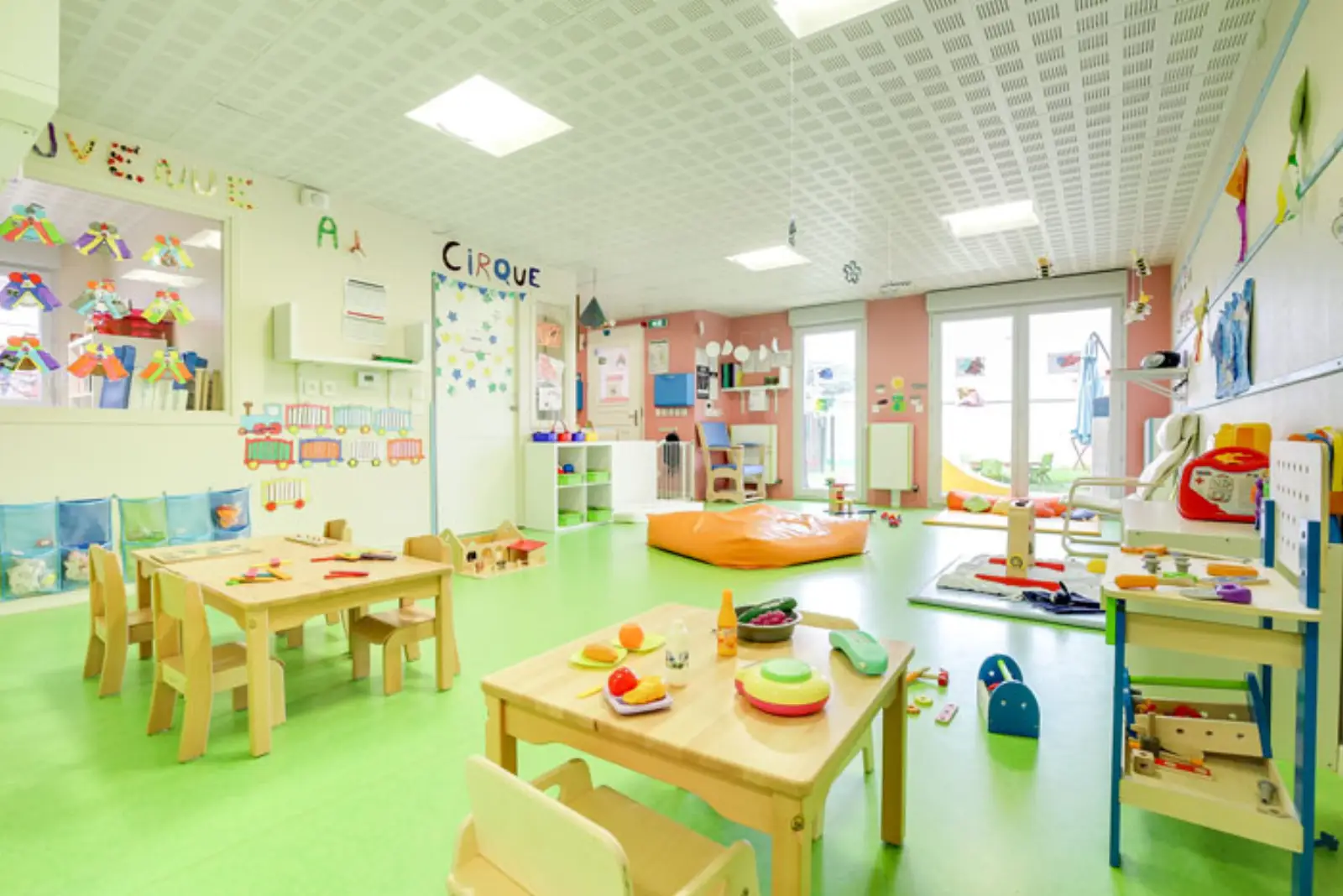 Salle de vie de la micro-crèche Les Malicieux des Fushias à Villette-d'Anthon
