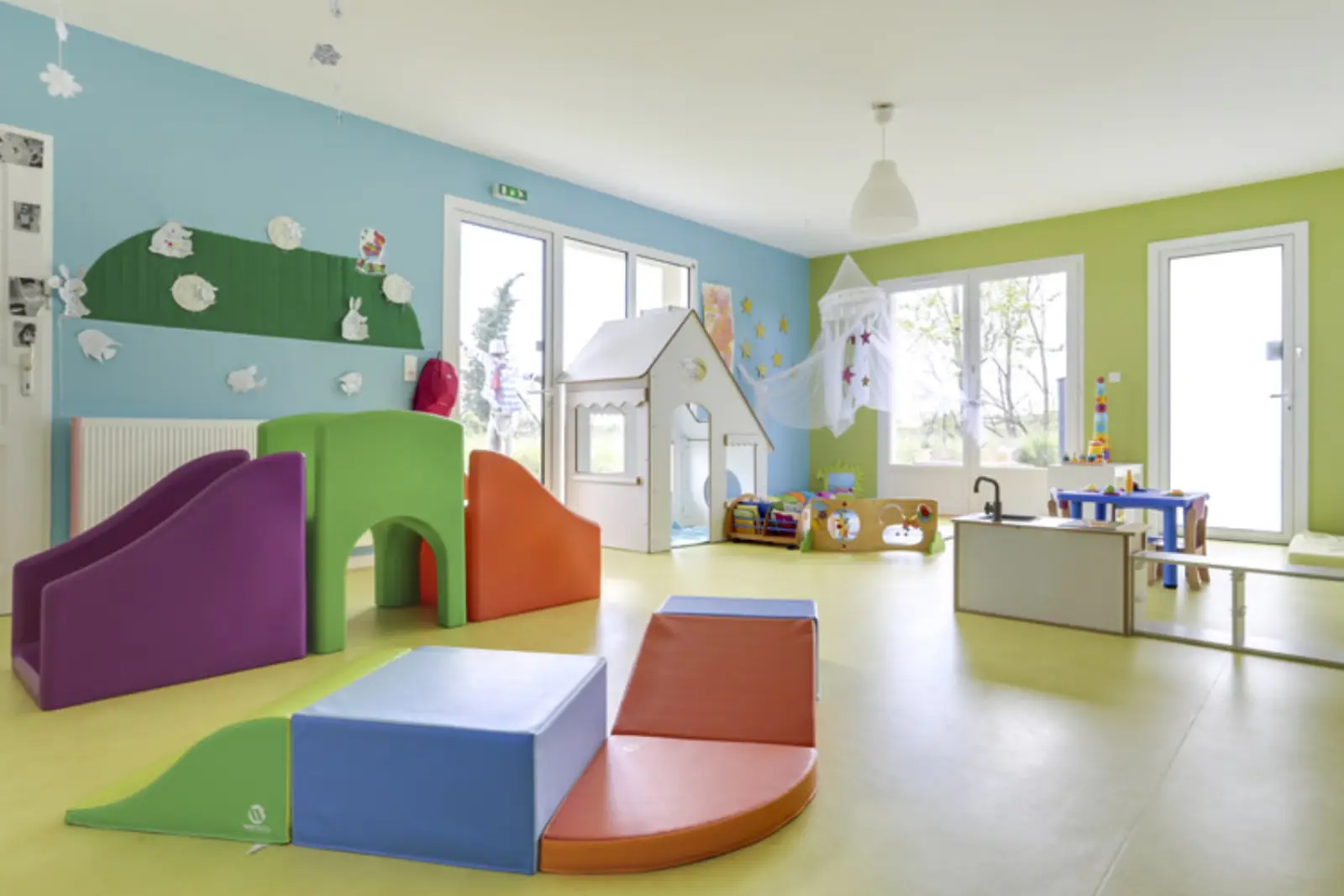 Salle de vie de la micro-crèche Les Malicieux du Piarday à Charvieu-Chavagneux