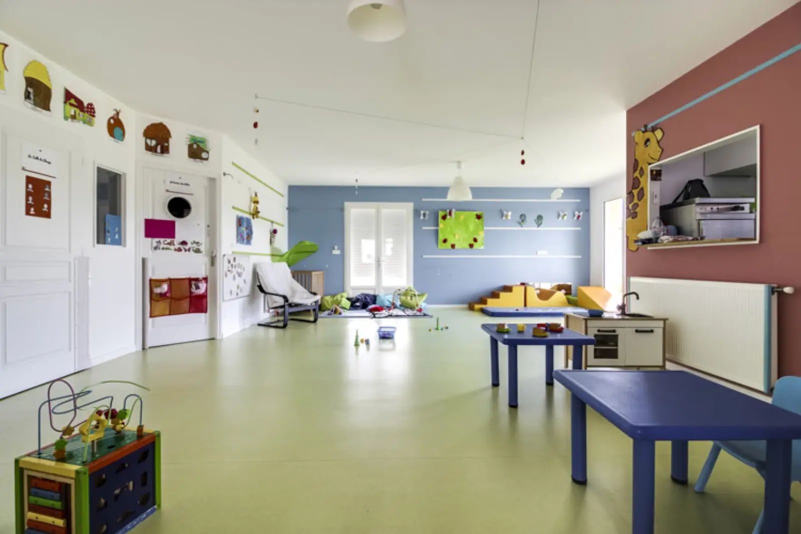Salle de vie de la micro-crèche Les Malicieux des Meules à Jons