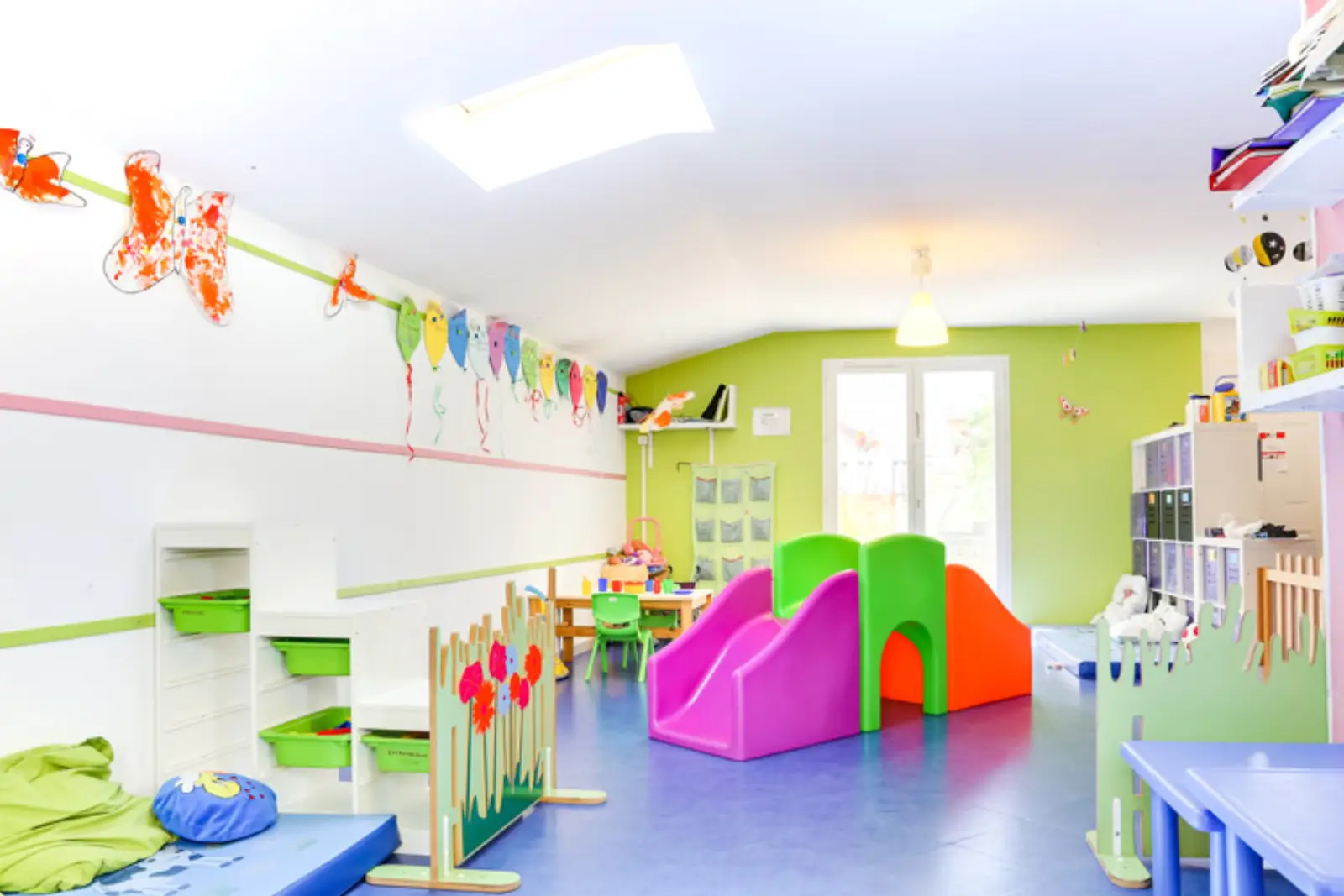 Salle de vie de la micro-crèche Les Malicieux du Tonkin à Bourgoin-Jallieu