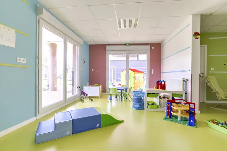 Salle de vie de la micro-crèche Les Malicieux de Braille à Bourgoin-Jallieu