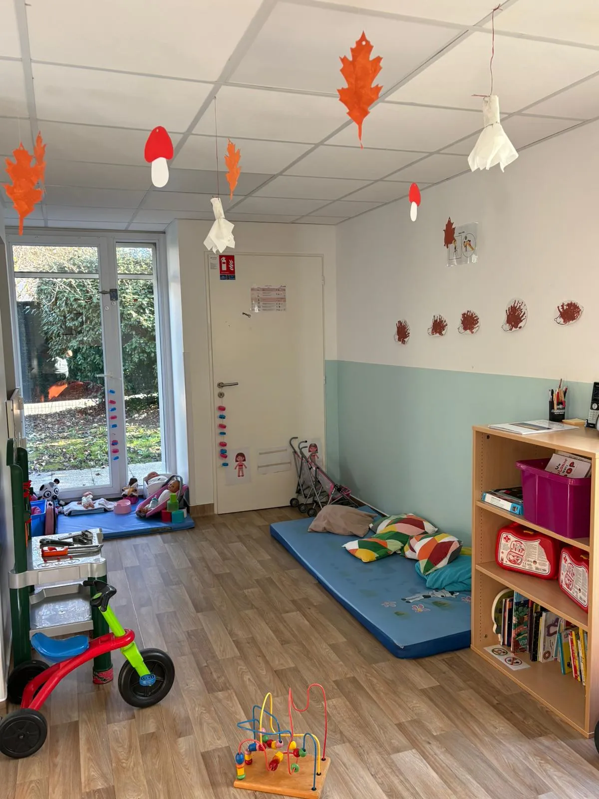 Coin repos et bibliothèque de la micro-crèche Les Malicieux de Galion à L'Isle-d'Abeau