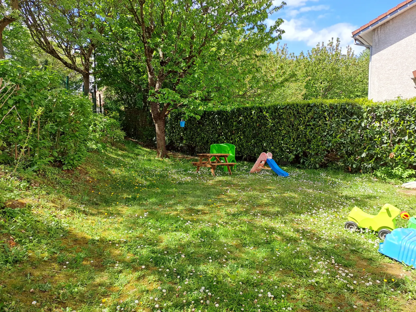 Jardin extérieur de la micro-crèche Les Malicieux de Galion à L'Isle-d'Abeau