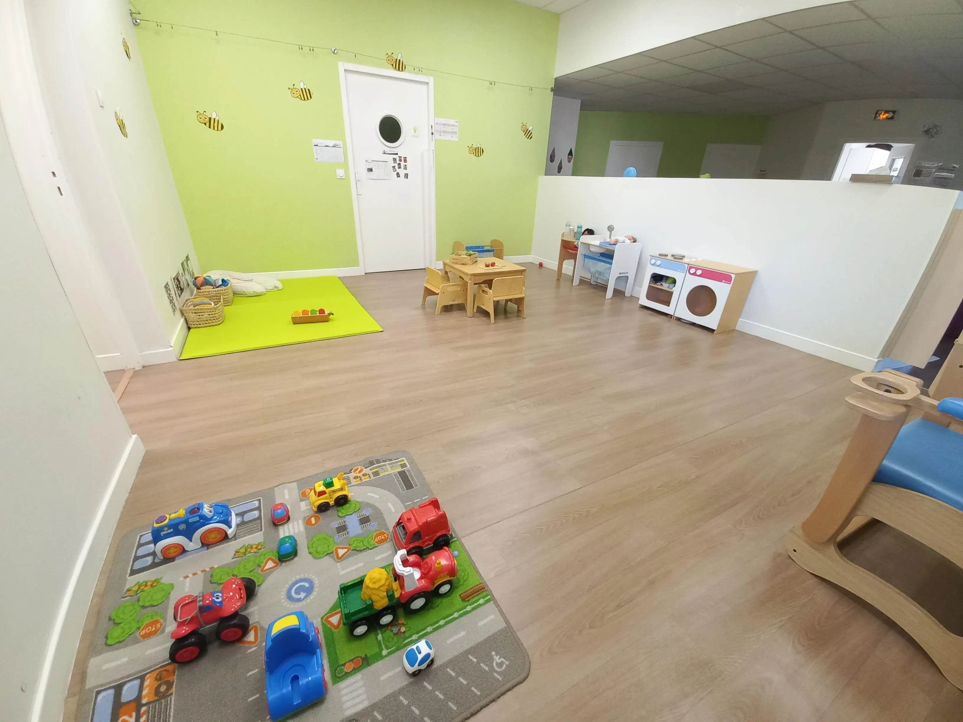Salle de vie de la micro-crèche Les Malicieux de Crémieu 2 à Janneyrias