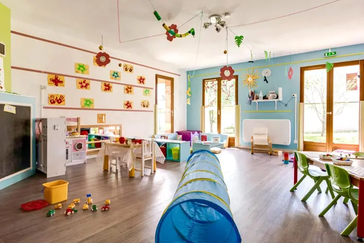Salle de vie de la micro-crèche Les Malicieux du Lavoir à Jonage