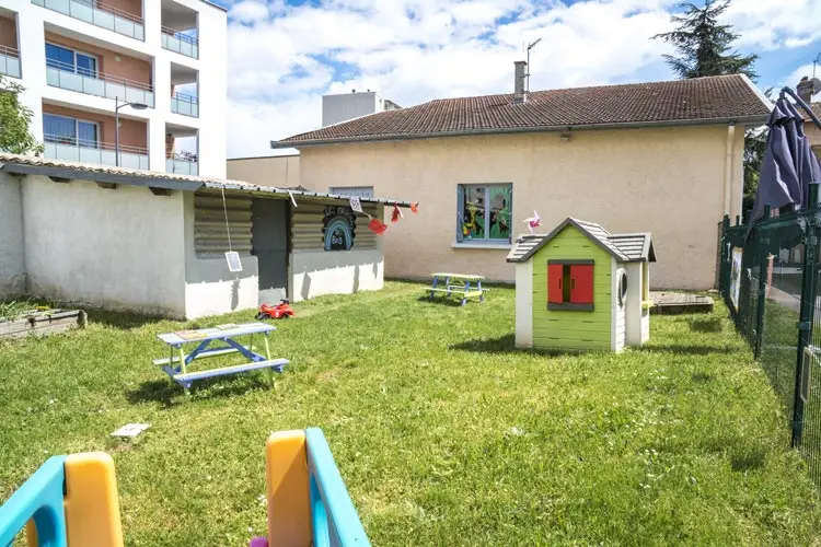 Jardin extérieur de la micro-crèche Les Malicieux Desbois à Meyzieu