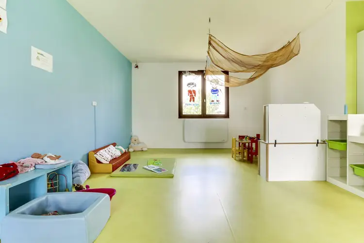 Espace de repos et de jeux calmes de la micro-crèche Les Malicieux Desbois 2 à Meyzieu