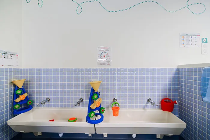 Point d'eau et jeux d'éveil à la crèche Mâcon
