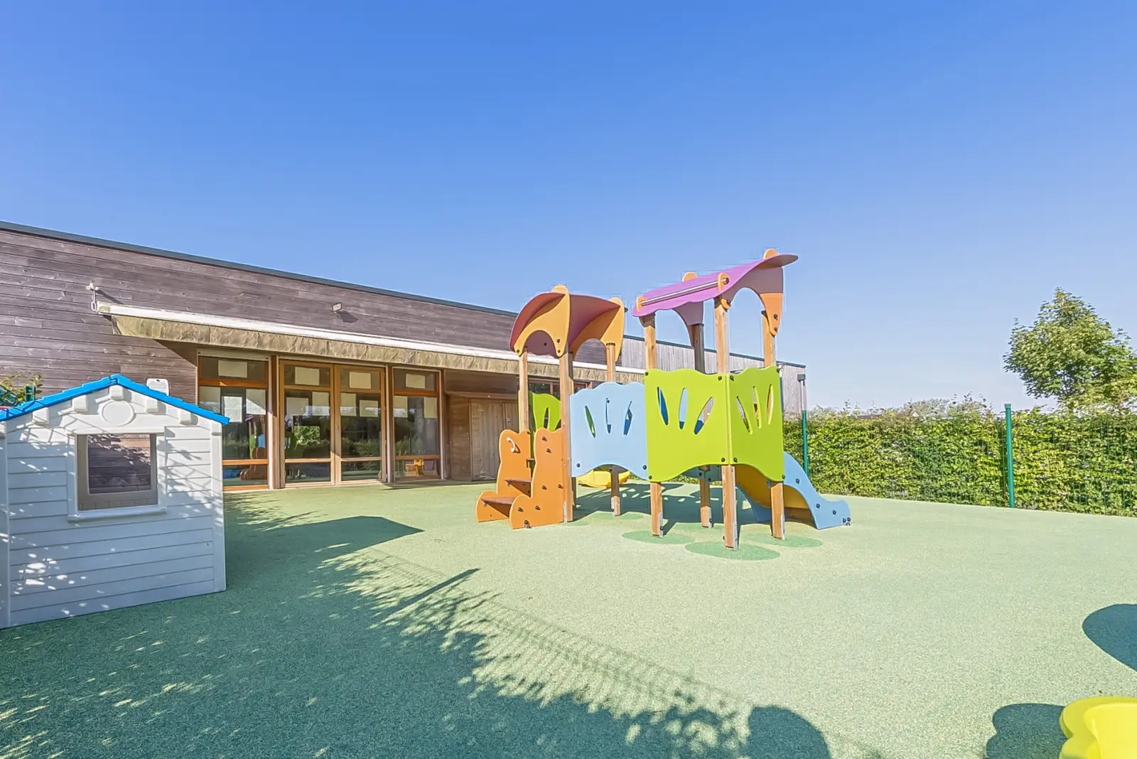 Jardin extérieur et jeux de la crèche à Albert