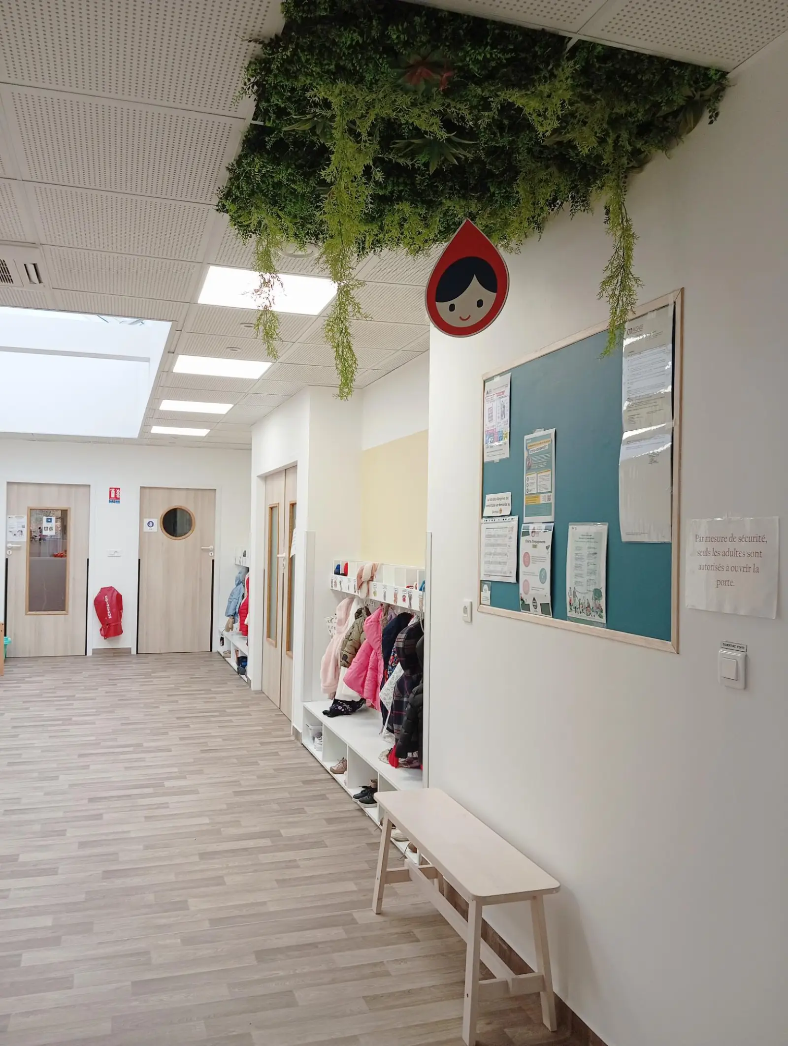 Vestiaire d'accueil décoré de la micro-crèche Les Malicieux de la Villa Brand à Turckheim