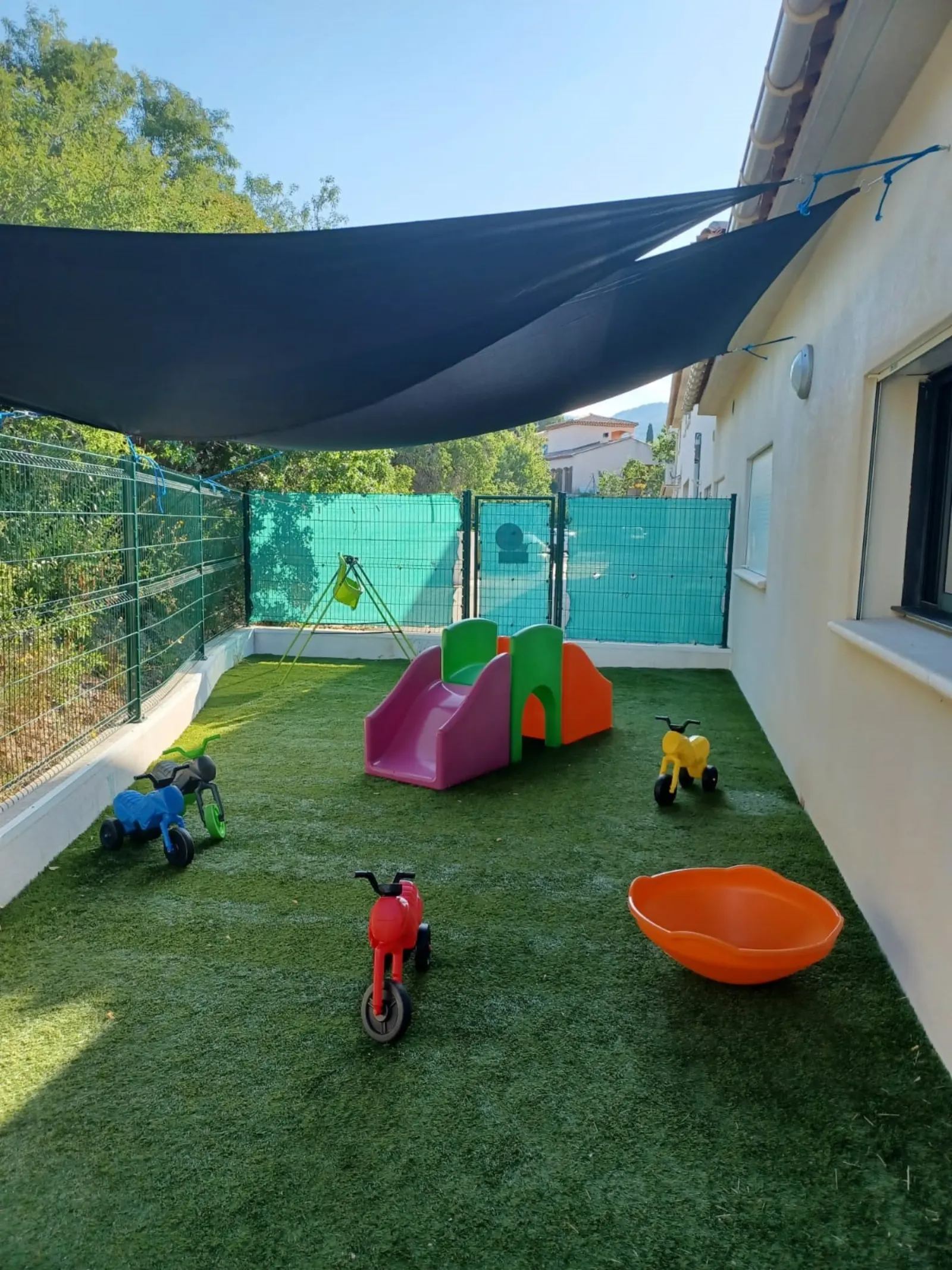 Jardin extérieur de la micro-crèche Les Malicieux des Peupliers, Ceyreste