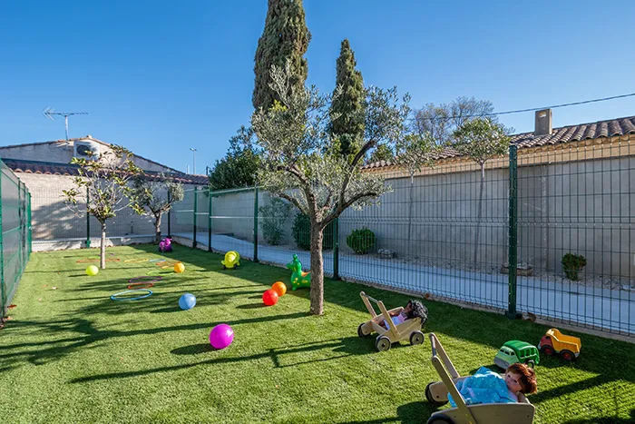 Jardin extérieur de la micro-crèche Les Malicieux de Bel Air à Salon-de-Provence