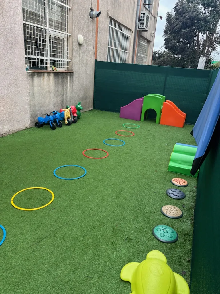 Parcours de motricité extérieur de la micro-crèche Les Malicieux des Castors à Carqueiranne