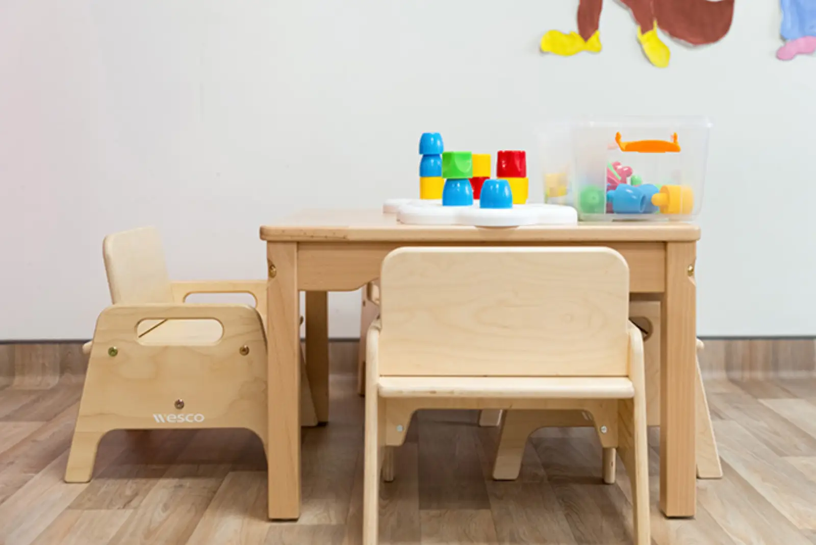 Table d'activités et jeux d'éveil de la micro-crèche Les Malicieux de Mazenod à Marseille