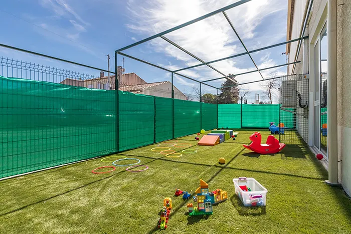 Jardin extérieur sécurisé de la micro-crèche Les Malicieux de Mouriès