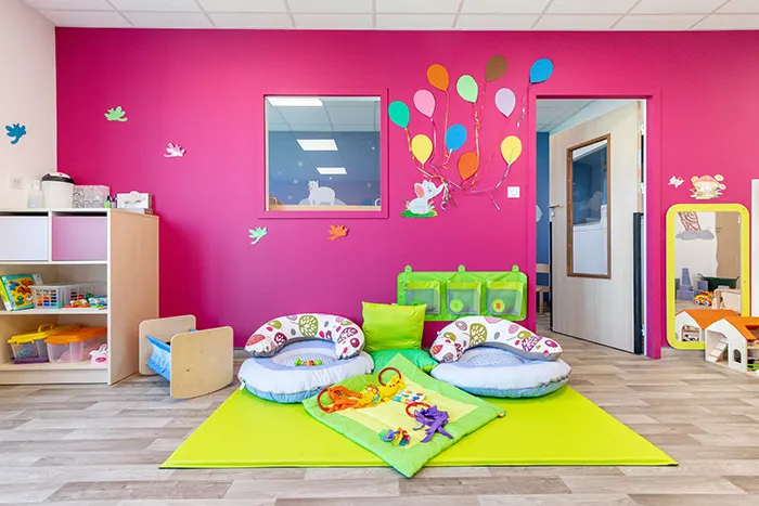 Salle de vie colorée de la micro-crèche Les Malicieux de Mouriès